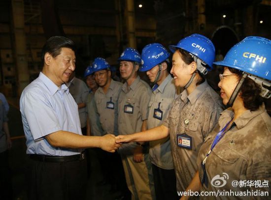 跟着总书记看中国·千家万户的事:总书记来过我车间 2013年8月28日傍晚,习近平来到大连加氢反应器制造有限公司考察。图片来源:新华社