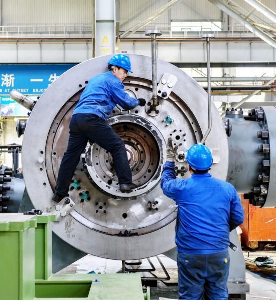 跟着总书记看中国·千家万户的事:总书记来过我车间 沈鼓集团透平公司总装车间工人装配机组。沈鼓集团供图