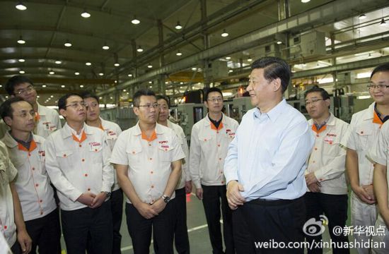 跟着总书记看中国·千家万户的事:总书记来过我车间 2013年8月30日,在沈阳机床集团看到企业攻克了一个个难关,掌握了国际先进技术后,习近平说,技术和粮食一样,靠别人靠不住,要端自己的饭碗,自立才能自强。图片来源:新华社